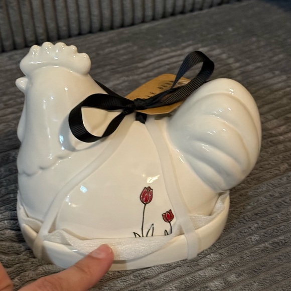 Rae Dunn Chicken 🐔 Shaped Butter Dish with Red Floral Design NWT - Picture 7 of 9